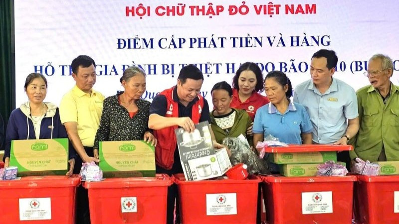 Đoàn công tác Trung ương Hội Chữ thập đỏ Việt Nam trao tiền và hàng cứu trợ cho các hộ gia đình bị thiệt hại do bão số 10 tại xã Đức Quang, tỉnh Hà Tĩnh.