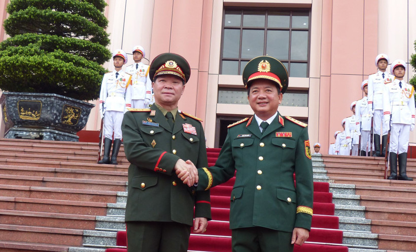 Đại tướng Trịnh Văn Quyết đón và Trung tướng Vongsone Inpanphim tại lễ đón.