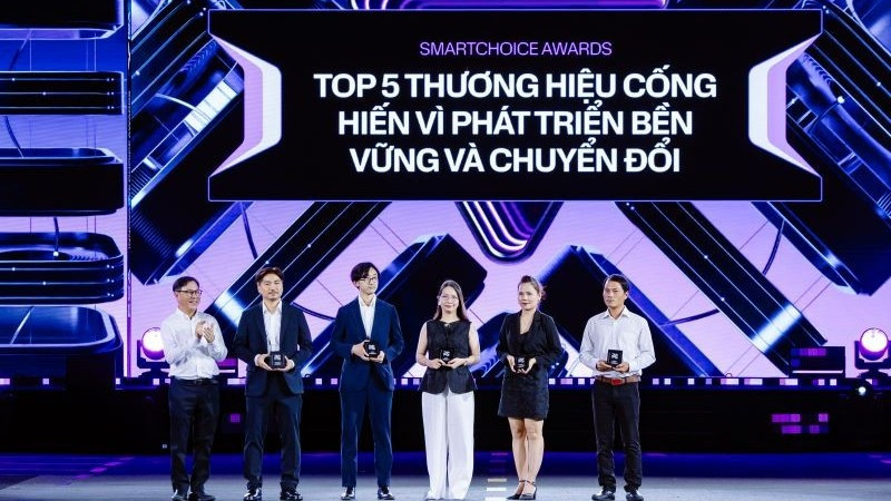Ban tổ chức trao giải Top 5 thương hiệu cống hiến vì phát triển bền vững và chuyển đổi.