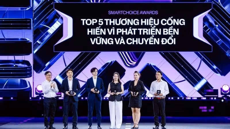 Ban tổ chức trao giải Top 5 thương hiệu cống hiến vì phát triển bền vững và chuyển đổi.