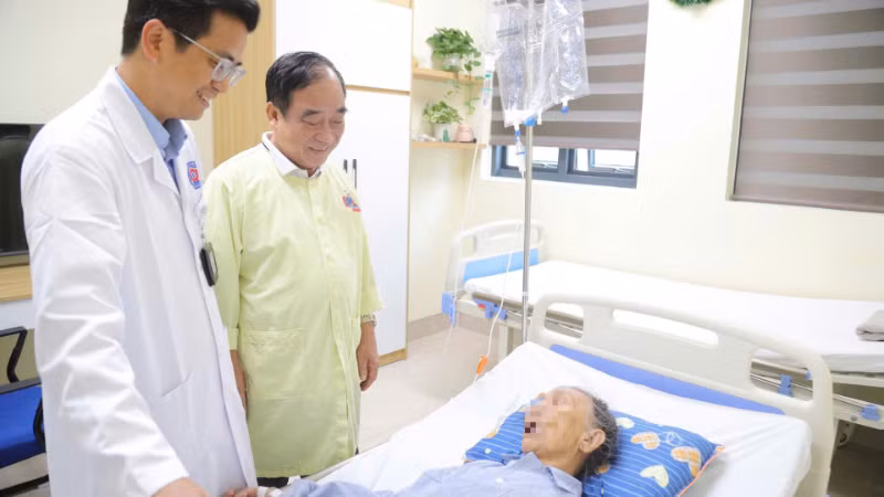 Bác sĩ Bệnh viện K thăm khám cho cụ B. sau phẫu thuật.