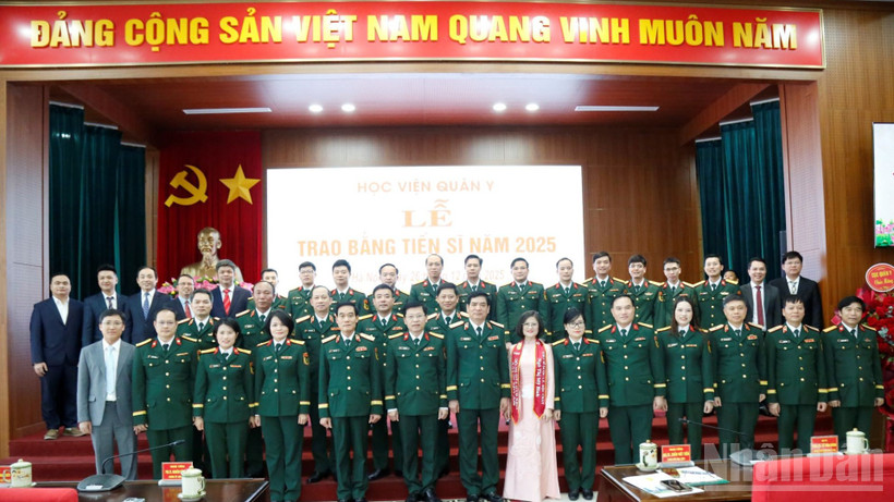 Các tân Tiến sĩ chụp ảnh cùng các đại biểu.