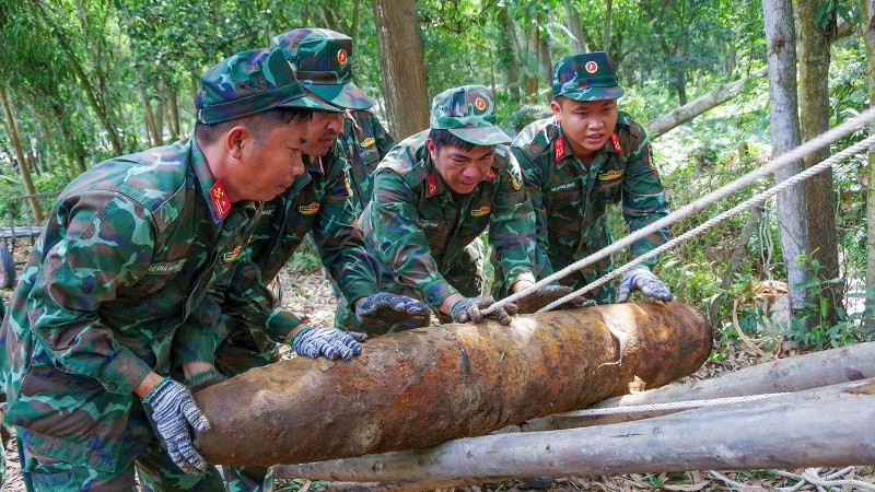 Đưa bom lên xe vận chuyển đến khu tập kết hủy nổ.