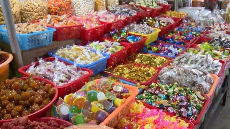 Bánh mứt kẹo là một trong những mặt hàng thực phẩm được tiêu thụ nhiều trong dịp Tết.