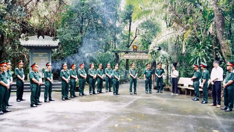 Đoàn công tác Bộ Tư lệnh Thành phố Hồ Chí Minh về nguồn tại Chiến khu Đ. (Ảnh: LÊ HUY)