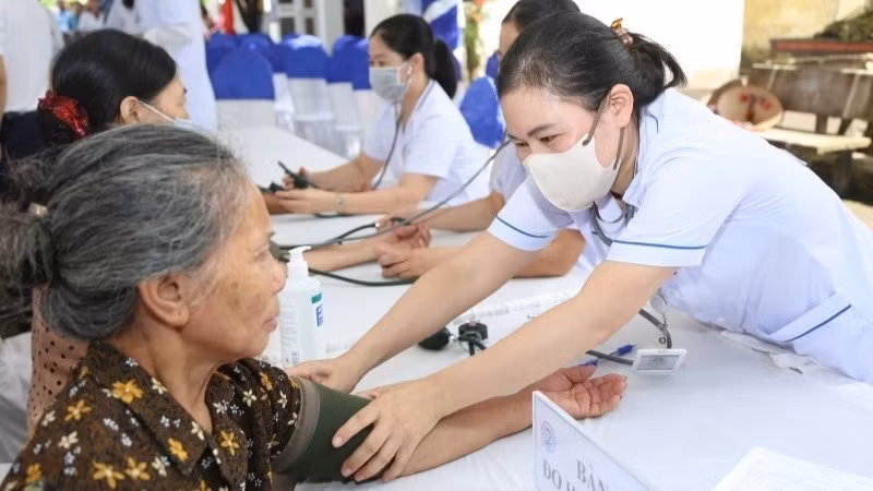 Tăng cường bảo vệ, chăm sóc và nâng cao sức khỏe nhân dân. (Ảnh: BÁO NHÂN DÂN)