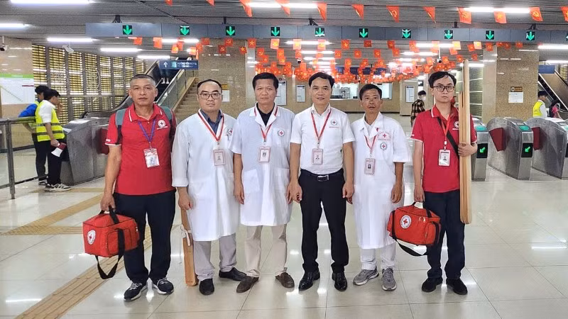 Tổ trực Sơ cấp cứu của Trung tâm Dịch vụ nhân đạo Trung ương Hội chữ thập đỏ Việt Nam ra quân ngày 24/8.