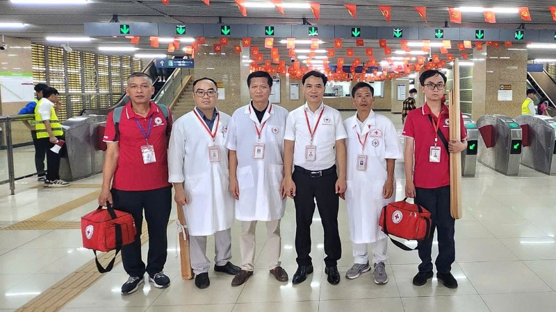Tổ trực Sơ cấp cứu của Trung tâm Dịch vụ nhân đạo Trung ương Hội chữ thập đỏ Việt Nam ra quân ngày 24/8.