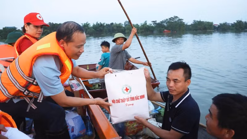 Hội Chữ thập đỏ tỉnh Bắc Ninh tổ chức các đoàn công tác đến thăm hỏi, tặng quà cho người dân tại các xã Tiên Lục, Mỹ Thái và Ngọc Thiện.
