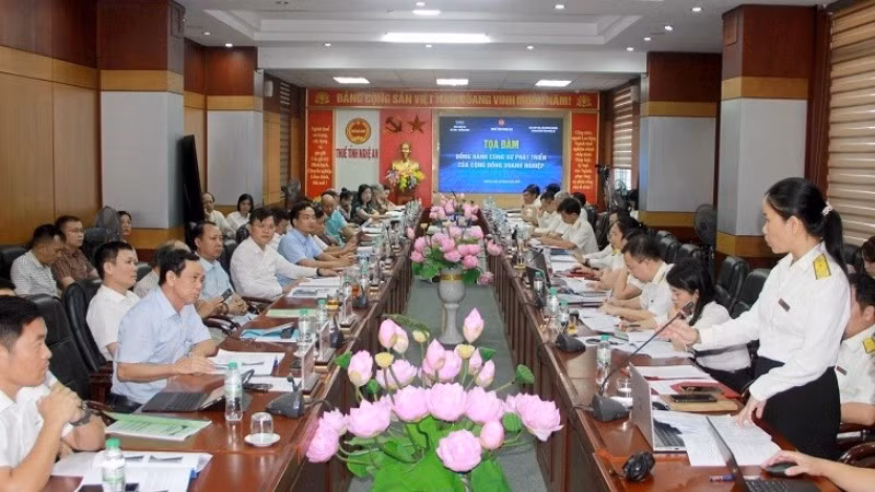 Lãnh đạo ngành thuế đối thoại với doanh nghiệp để tháo gỡ khó khăn, vướng mắc trong thực hiện chính sách thuế, góp phần cải thiện môi trường đầu tư, thúc đẩy phát triển sản xuất, kinh doanh. (Ảnh: QUANG AN)