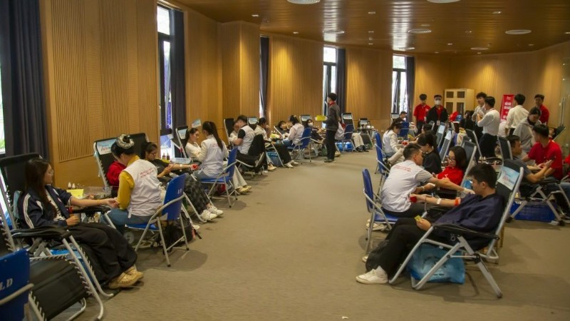 Nhiều người tham gia hiến máu không giấu được niềm vui và sự tự hào khi góp một phần sức mình cho cộng đồng.