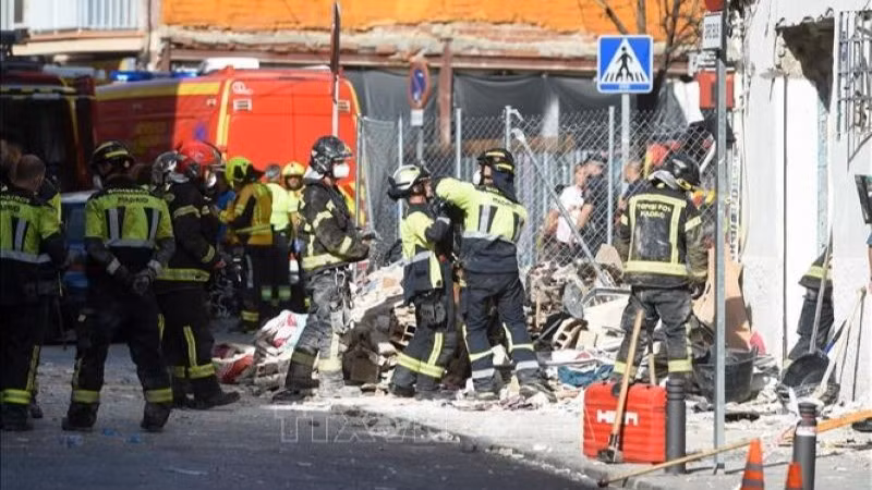 Lực lượng cứu hỏa tại hiện trường vụ nổ ở Madrid, Tây Ban Nha ngày 13/9/2025. Ảnh: THX/TTXVN