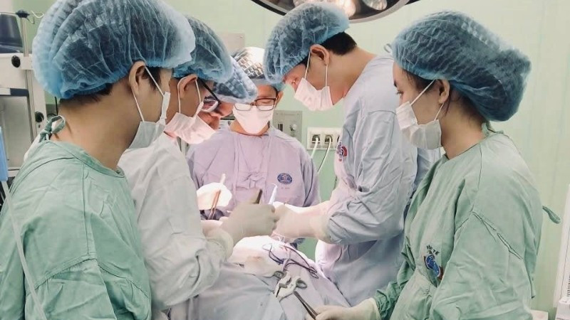 Các bác sĩ Bệnh viện K phẫu thuật loại bỏ khối u, giải phóng đường thở cho bệnh nhân. 