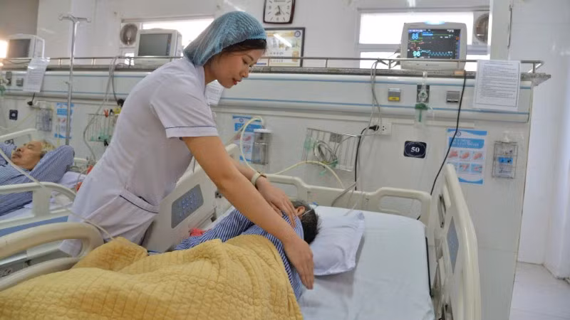 Bác sĩ Bệnh viện Nội tiết Trung ương khám điều trị cho bệnh nhân. (Ảnh: BVCC)