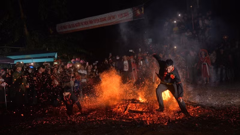 Tuyên Quang tổ chức Lễ hội nhảy lửa của người Pà Thẻn lần thứ I.