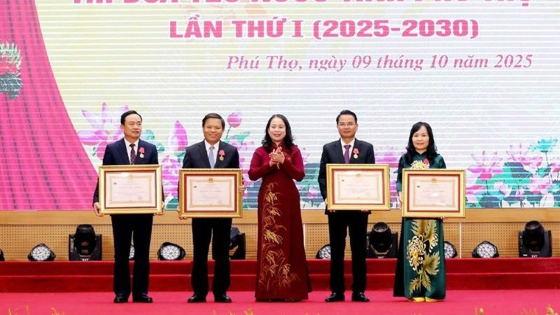 Phó Chủ tịch nước Võ Thị Ánh Xuân trao Huân chương Lao động hạng Nhất, Nhì cho các đồng chí lãnh đạo, nguyên lãnh đạo tỉnh Phú Thọ.