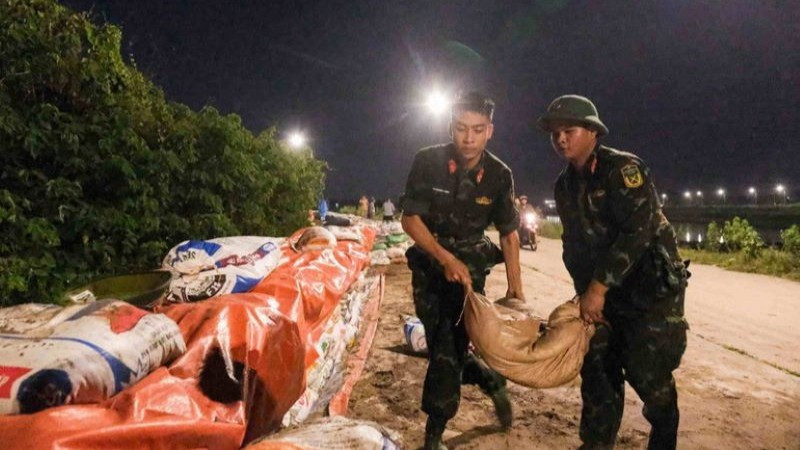 Cán bộ, chiến sĩ Bộ Chỉ huy Quân sự tỉnh Bắc Ninh khẩn trương gia cố đê Đẩu Hàn. (Ảnh minh họa: VÂN TRƯỜNG)