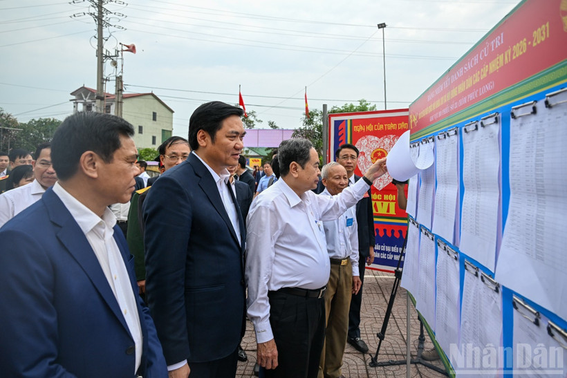 Chủ tịch Quốc hội, Chủ tịch Hội đồng Bầu cử Quốc gia Trần Thanh Mẫn kiểm tra công tác bầu cử tại khu vực bỏ phiếu xóm Phúc Long, xã Hưng Nguyên, tỉnh Nghệ An. (Ảnh: DUY LINH)