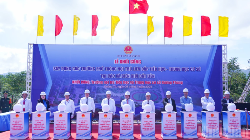 Các đại biểu thực hiện nghi thức bấm nút khởi công Trường nội trú tiểu học và trung học cơ sở Hướng Phùng.