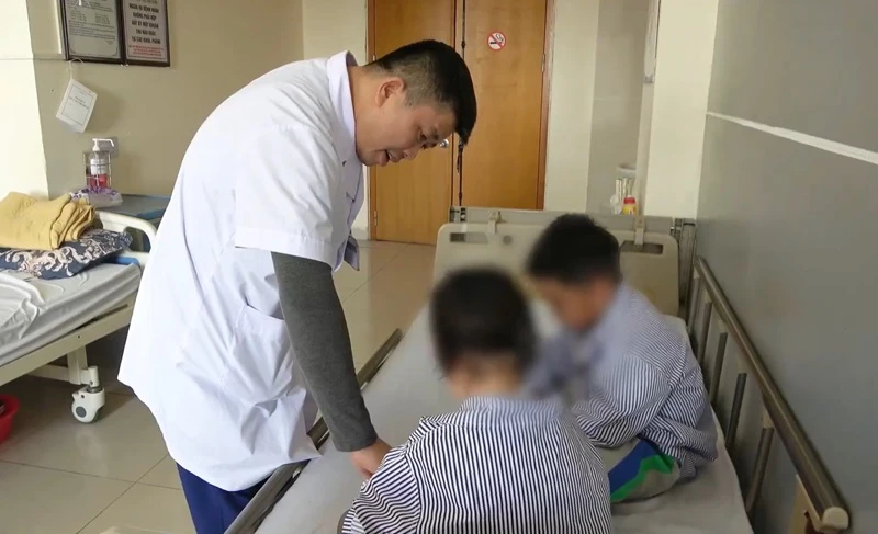 Bệnh nhi nằm viện điều trị suy tuyến thượng thận. 