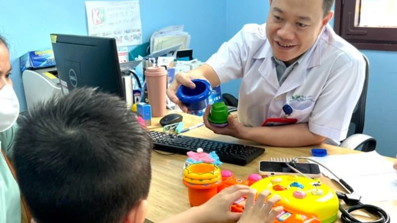 Thạc sĩ, bác sĩ Nguyễn Minh Quyết, Khoa Tâm thần, Bệnh viện Nhi Trung ương khám cho bệnh nhi.
