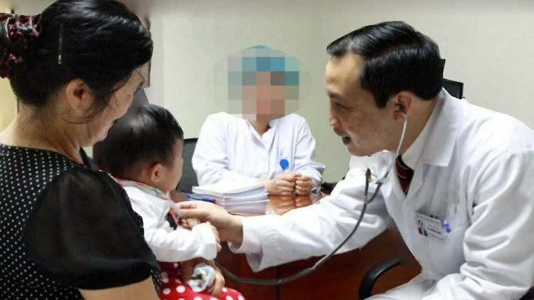 Bác sĩ Duy thăm khám cho bệnh nhi. 