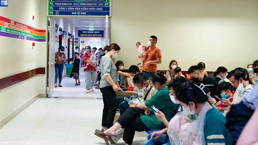 Gia tăng trẻ đến khám do những đợt hen cấp thời điểm giao mùa.