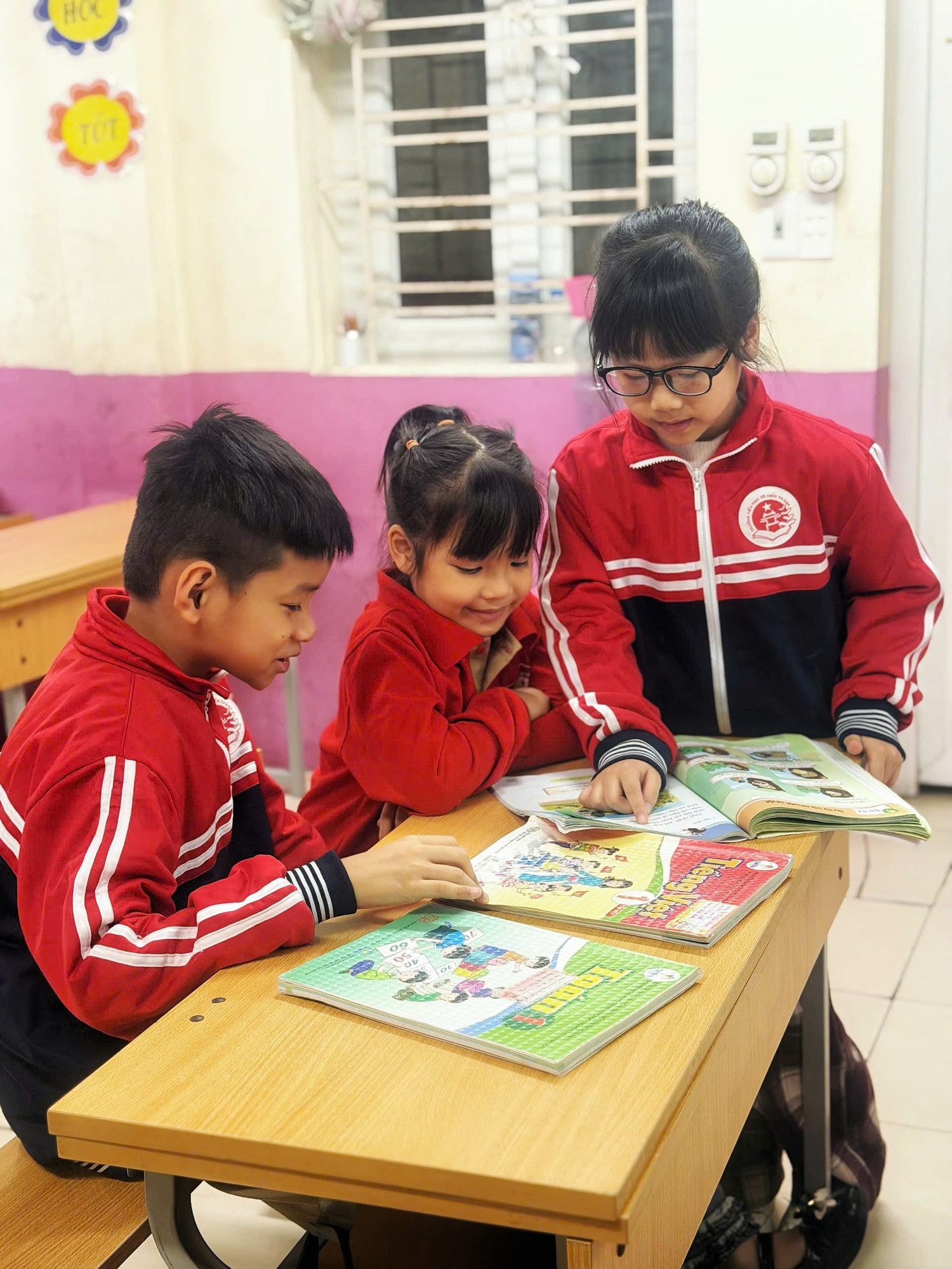 Sách giáo khoa là người bạn thân thiết, đồng hành tin cậy của các em học sinh.