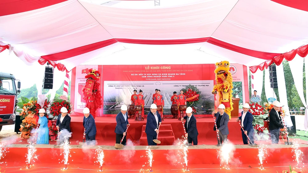 Các đại biểu thực hiện nghi thức khởi công dự án.