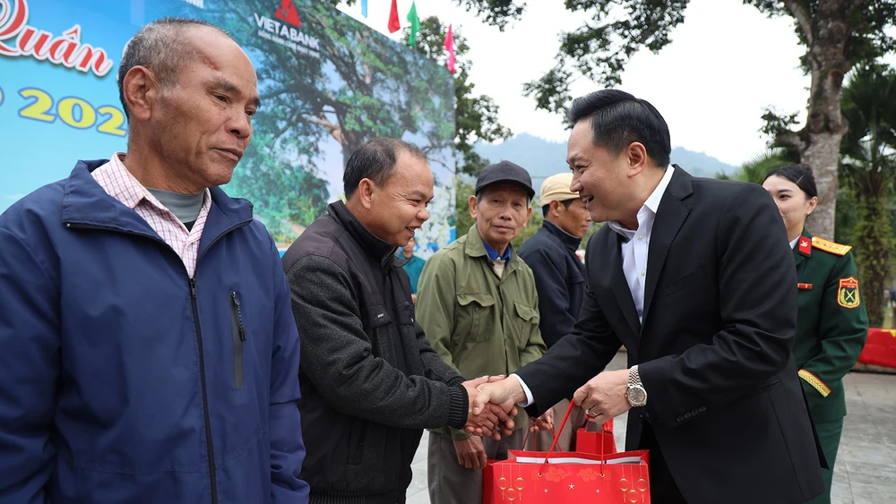 Đồng chí Phan Văn Hùng, Phó Tổng Biên tập Báo Nhân Dân, Chủ tịch Quỹ Hạt giống Việt tặng quà Tết cho người dân xã Kim Bình.