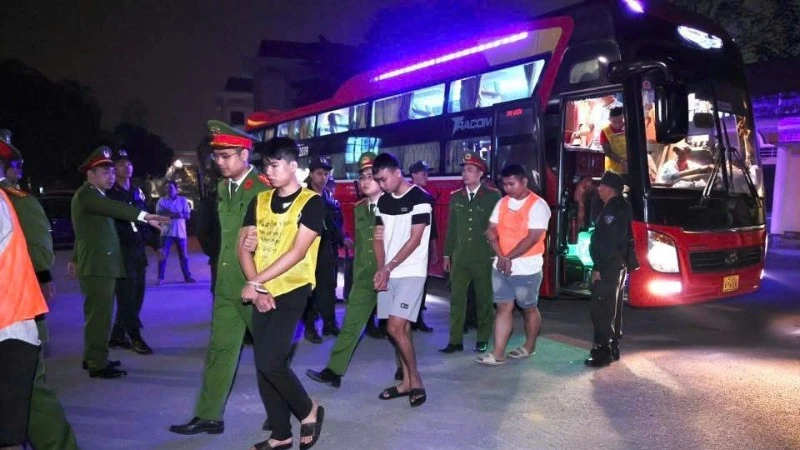 Các đối tượng được lực lượng Công an tỉnh Tuyên Quang di lý về nước để làm rõ hành vi phạm tội.