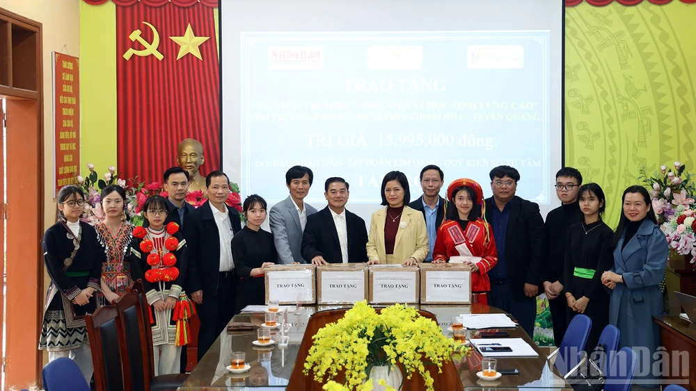 Đơn vị tài trợ trao tặng "Tủ sách tri thức - Thư viện vì học sinh vùng cao" trị giá gần 16 triệu cho Trường phổ thông dân tộc nội trú trung học cơ sở và trung học phổ thông Chiêm Hóa.