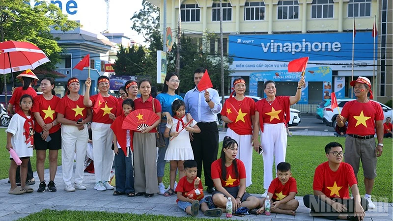 Người dân tập trung tại Quảng trường Nguyễn Tất Thành, phường Minh Xuân để theo dõi truyền hình trực tiếp Lễ diễu binh, diễu hành kỷ niệm 80 năm Cách mạng Tháng Tám và Quốc khánh 2/9.