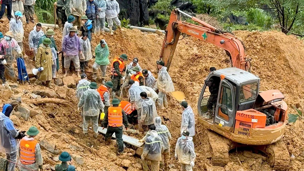 Đến 10 giờ 15 phút sáng 2/10, lực lượng chức năng đã tìm thấy thi thể nạn nhân mất tích đầu tiên trong vụ sạt lở đất tại thôn Má Lầu A, xã Lũng Cú. (Ảnh: SƠN HÀ)