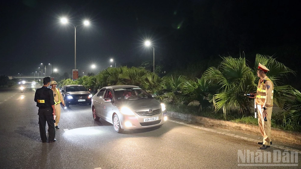 Lực lượng Công an tỉnh Tuyên Quang phối hợp tuần tra, kiểm soát 24/24 giờ tại các tuyến giao thông.