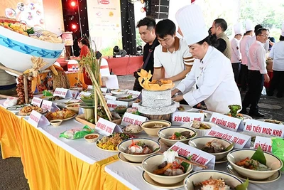 Xác lập kỷ lục 100 món ngon làm từ sợi gạo và bún tại Ngày hội Sợi gạo Việt lần thứ I (Ảnh: Ban tổ chức)
