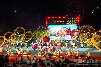 Tiết mục mở đầu chương trình khai mạc chợ hoa xuân "Trên bến dưới thuyền". (Ảnh: LINH BẢO)