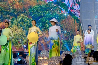 Các người mẫu trình diễn tại chương trình khai mạc Lễ hội Áo dài Thành phố Hồ Chí Minh lần thứ 12. (Ảnh: Thế Anh)