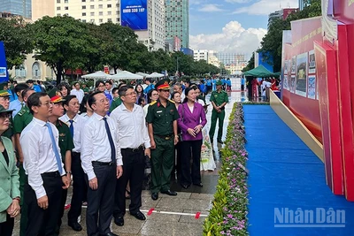 Các đại biểu tham quan triển lãm tại đường đi bộ Nguyễn Huệ, Thành phố Hồ Chí Minh. (Ảnh: Linh Bảo)