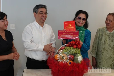 Đoàn lãnh đạo thành phố thăm, tặng quà cho nghệ sĩ nhân dân Trà Giang.