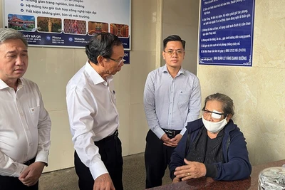 Đồng chí Nguyễn Văn Nên thăm hỏi thân nhân gia đình bị nạn. (Ảnh: VĂN PHÚC)