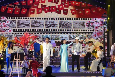 Ca sĩ Thanh Ngọc và Rapper T.Won trình bày ca khúc Mùa xuân trên Thành phố Hồ Chí Minh của nhạc sĩ Xuân Hồng. (Ảnh: Linh Bảo)