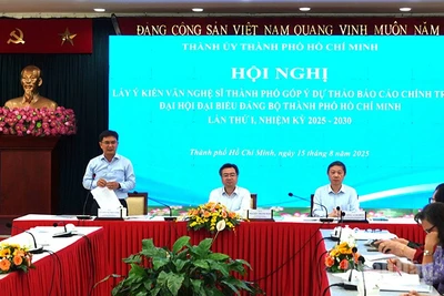 Các đồng chí chủ trì hội nghị. (Ảnh: MẠNH HẢO)