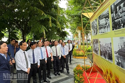 Các đại biểu tham quan triển lãm. (Ảnh: Linh Bảo)