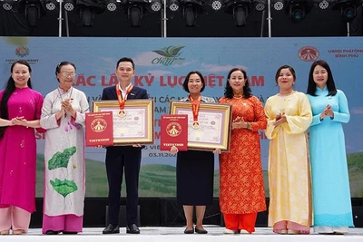 Trao kỷ lục Việt Nam 200 món chay từ sen tại lễ hội (Ảnh: Ban Tổ chức)