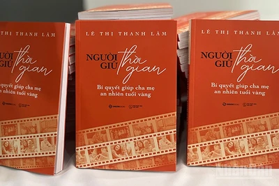 Bìa cuốn sách “Người giữ thời gian” của tác giả Lê Thị Thanh Lâm. (Ảnh: MẠNH HẢO)