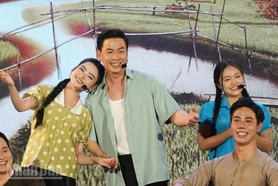 Ca sĩ Thu Hường và Huỳnh Thật trong vở nhạc kịch "Chờ người" (Ảnh Linh Bảo).