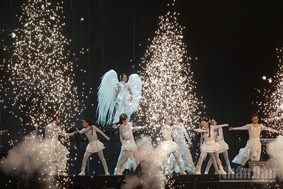 Phần trình diễn của ca sĩ Phương Mỹ Chi mở màn cho đêm nhạc đầu tiên của Lễ hội Hò Dô. (Ảnh: Linh Bảo)