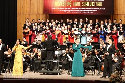 Các nghệ sĩ biểu diễn ca khúc Rạng rỡ Việt Nam (sáng tác Nguyễn Quang Vinh) trong đêm khai mạc. (Ảnh MẠNH HẢO)