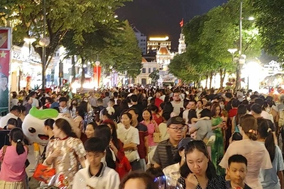 Người dân tập trung rất đông trên đường đi bộ Nguyễn Huệ. (Ảnh: LONG HỮU).